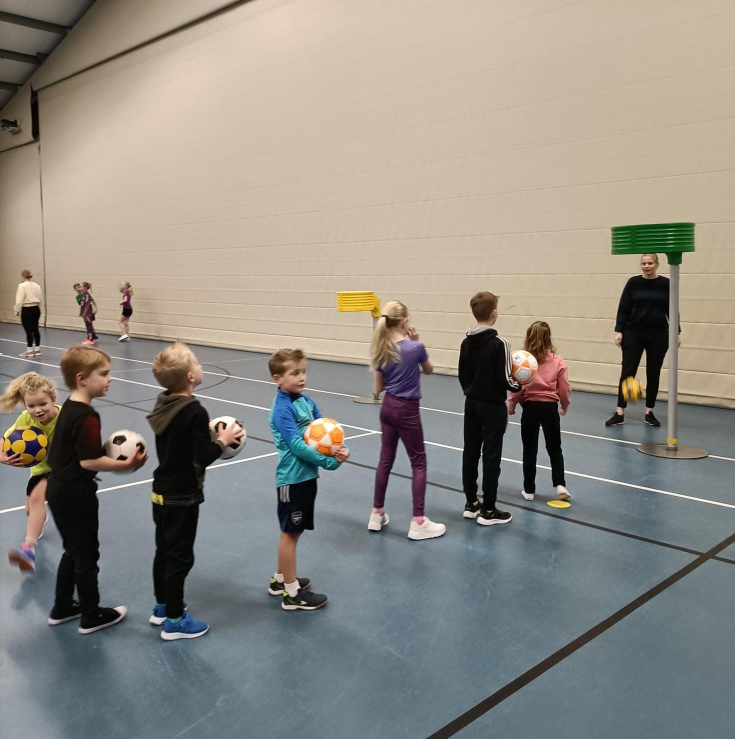 Onze Dijkvogels jeugd in de zaal ....